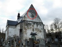 Tajemná tvář na zdi kostela